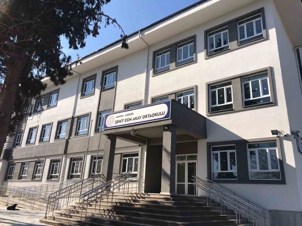 Manisa’nın Sarıgöl ilçesinde bulunan Şehit Esin Akay Ortaokulu’na yoğun adres
