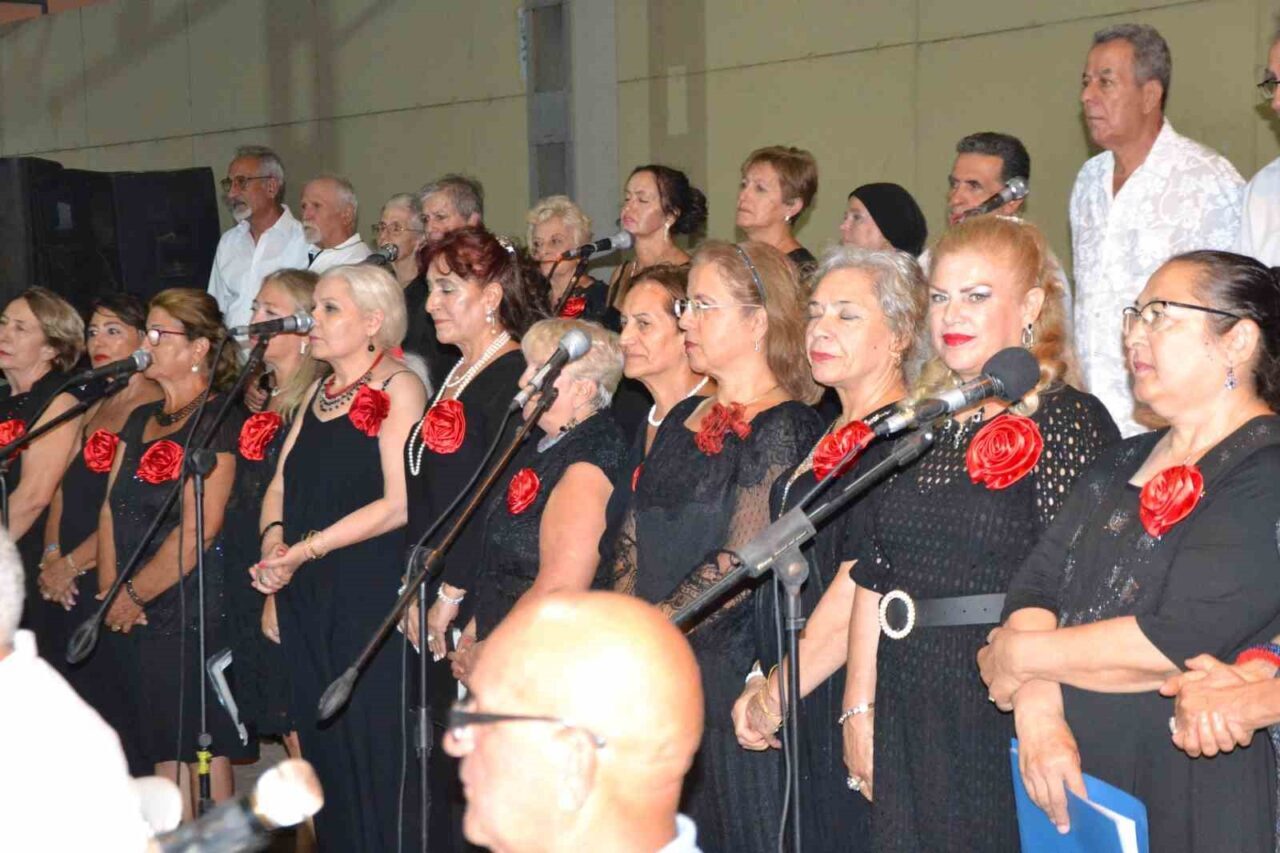 Balıkesir’in Ayvalık ilçesinde; Küçükköy Halk Müziği Derneği Korosu tarafından düzenlenen
