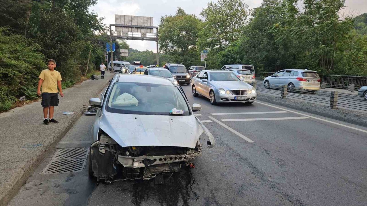 Sarıyer’de sürücüsünün aşırı hız yaptığı ileri sürülen otomobil, önce bir