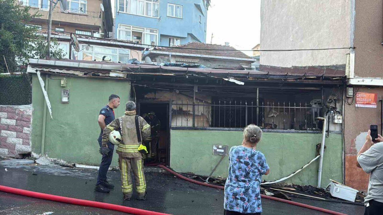 Sarıyer’de bir gecekonduda sabah saatlerinde çıkan yangında evde mahsur kalan