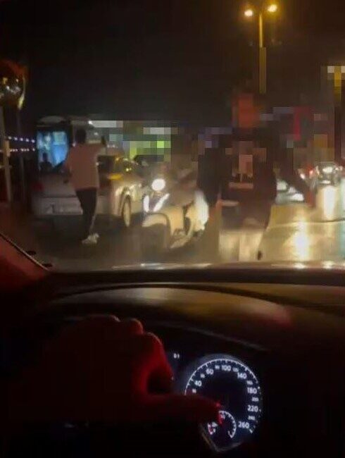 Sarıyer’de, scooter kullanan 17 yaşındaki iki çocuk bir araç sürücüsünün