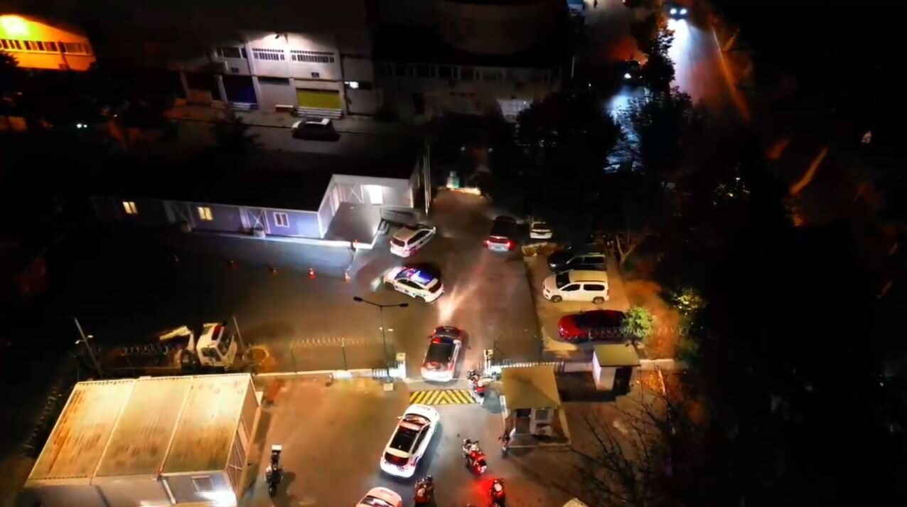 İstanbul Sarıyer’de, polis ekipleri dün akşam ilçe genelindeki sokaklarda ‘Sürpriz’
