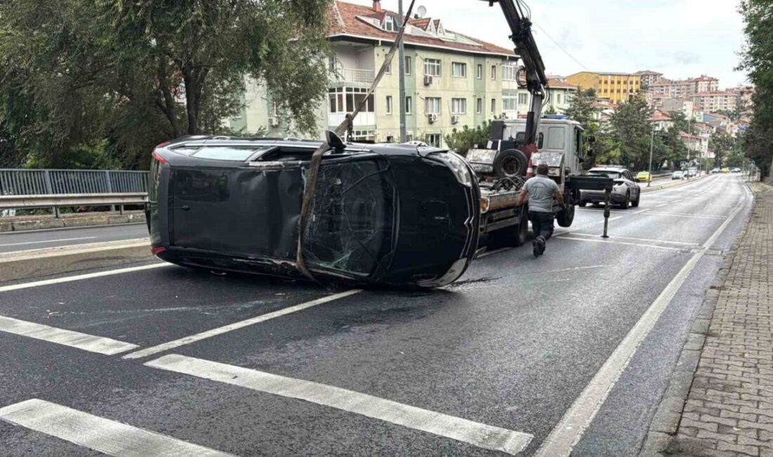 İstanbul Sarıyer’de sürücünün direksiyon hakimiyetini kaybettiği araç refüje çarparak takla
