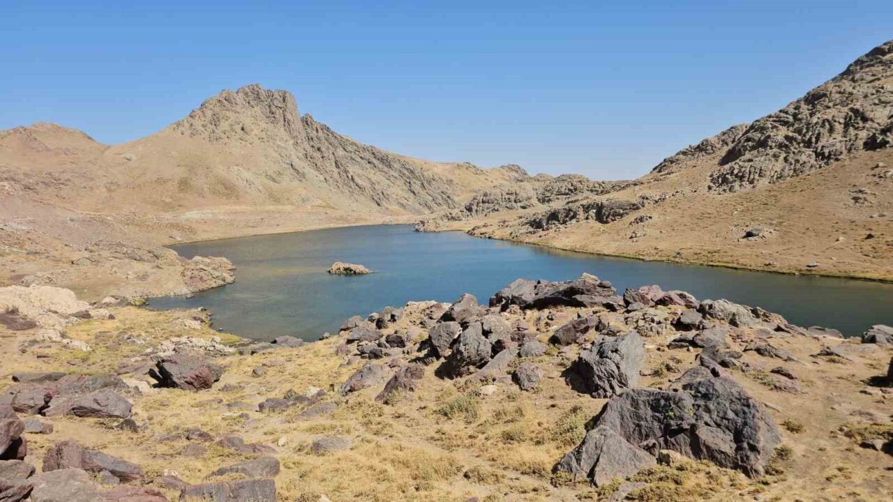 Hakkari’nin Yüksekova ilçesinde yer alan ve Türkiye’nin en yüksek dağlarından