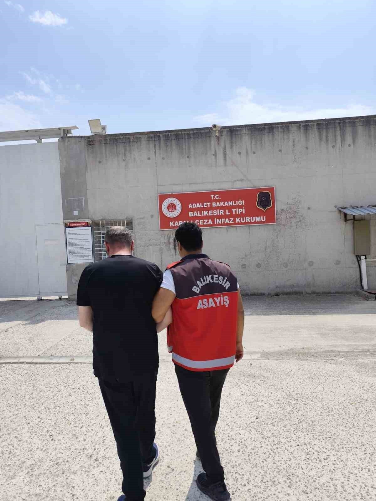 Balıkesir’in Savaştepe ilçesinde polis ekipleri ’Yol kesme ve silahlı yağma’