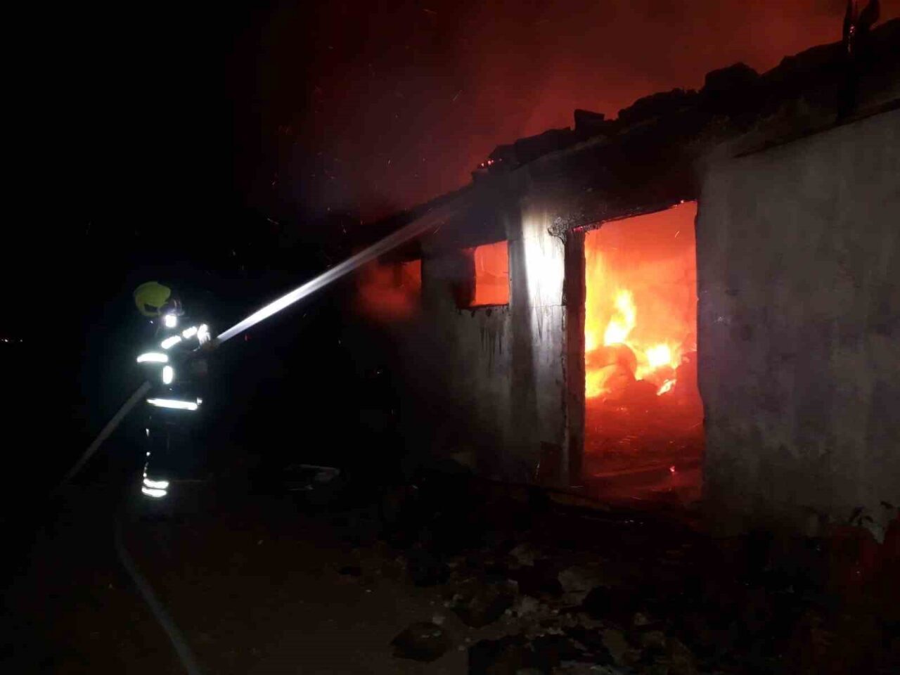 Balıkesir’in Savaştepe ilçesine bağlı Çiftlikdere Mahallesi’nde sabaha karşı çıkan dam