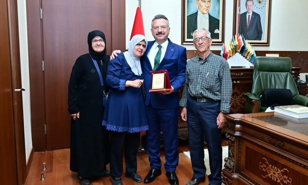 Şehit polis memuru Aziz Oray’ın ailesi, Eskişehir Valisi Hüseyin Aksoy’u