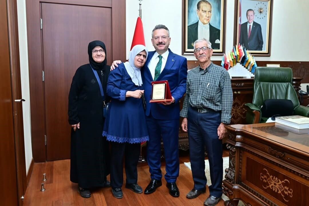 Şehit polis memuru Aziz Oray’ın ailesi, Eskişehir Valisi Hüseyin Aksoy’u