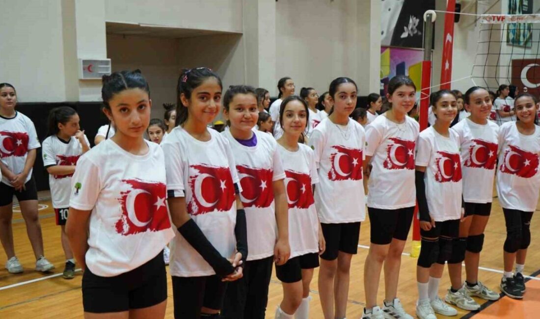 Şehitkamil Belediyesi tarafından Yaz Spor Okulları kapsamında düzenlenen voleybol kursu