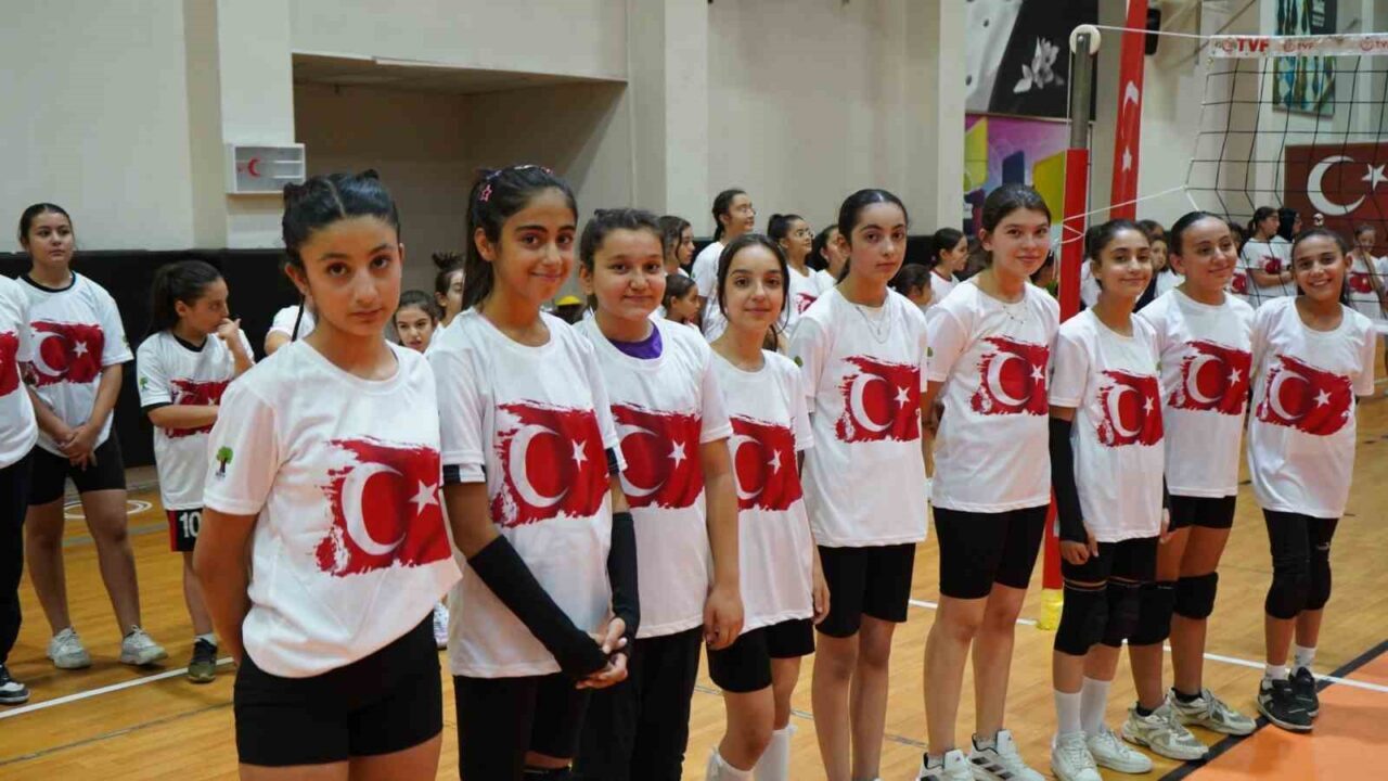 Şehitkamil Belediyesi tarafından Yaz Spor Okulları kapsamında düzenlenen voleybol kursu
