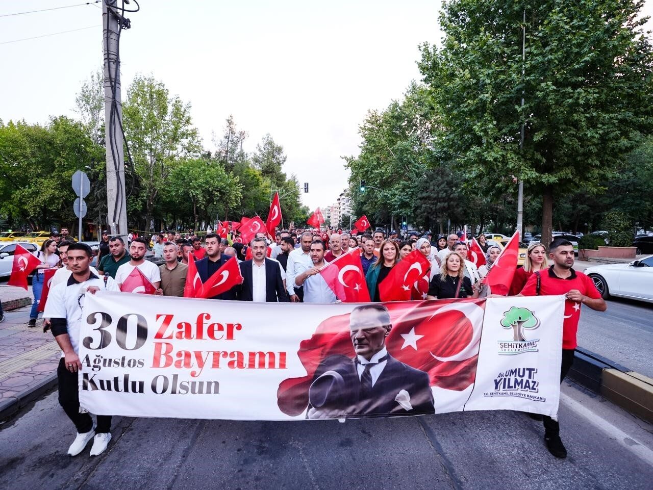 Şehitkamil Belediyesi tarafından geleneksel hale gelen kortej yürüyüşü Zafer Bayramı’nın