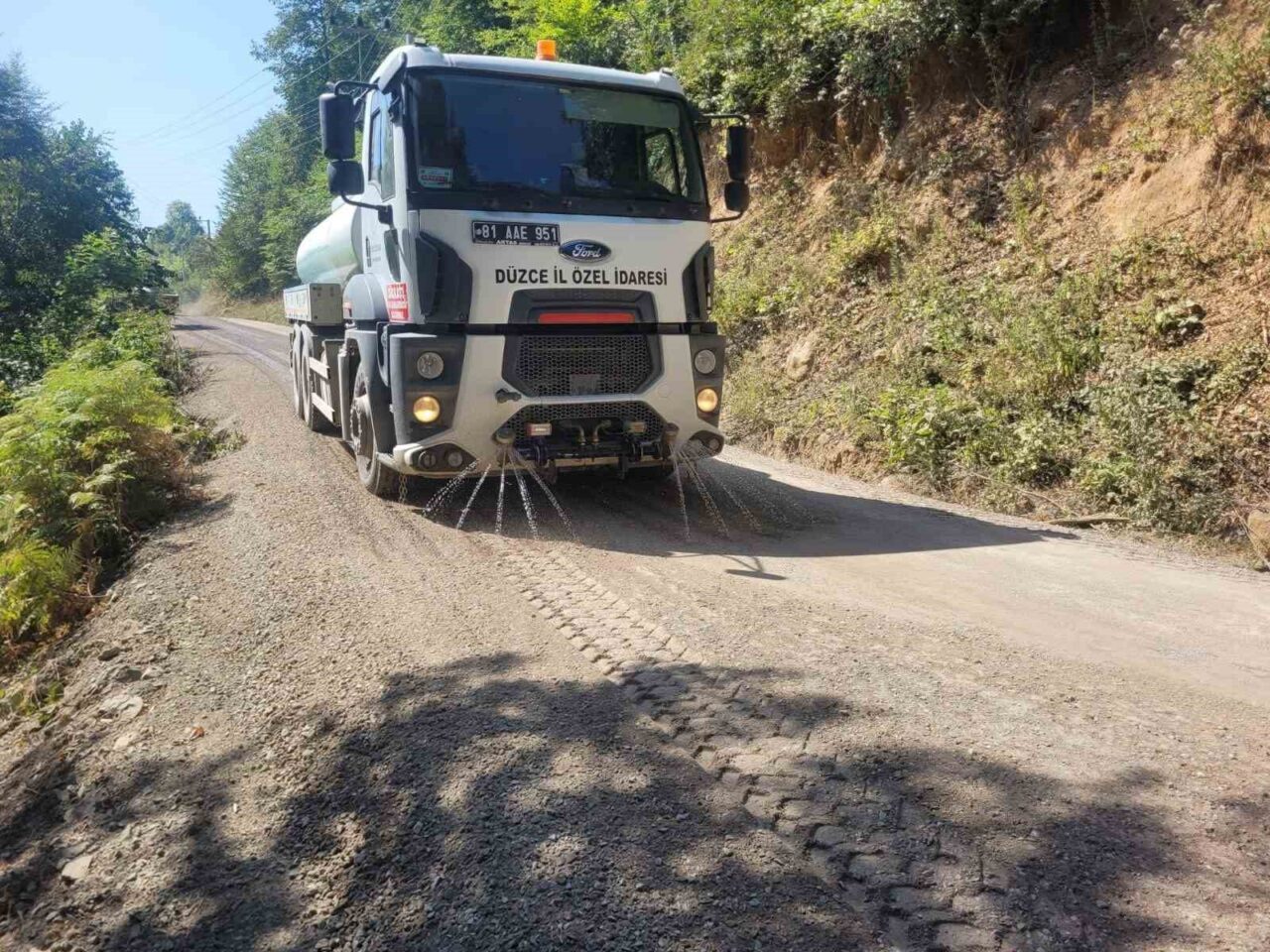 Düzce’nin önemli turistik merkezlerinden birisi olan Samandere Şelalesi’ne giden güzergah