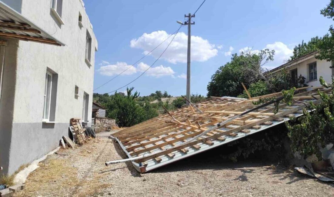 Manisa’nın Selendi ilçesinde dün akşam saatlerinde etkili olan şiddetli fırtına