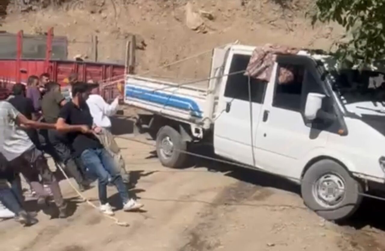 Hakkari’nin Şemdinli ilçesinde yokuşu çıkarken geri kaçan bir kamyonet, uçurumun