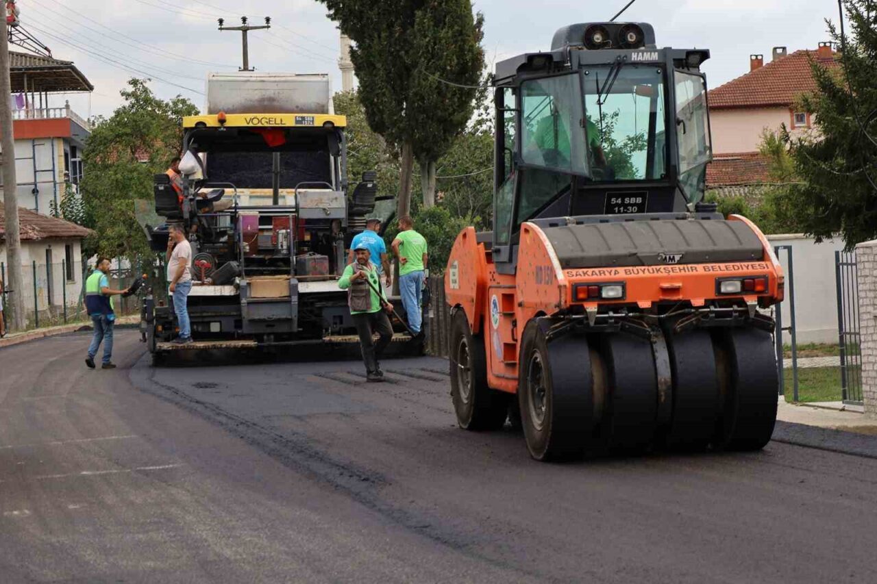 Sakarya Büyükşehir Belediyesi, şehir genelinde sürdürdüğü asfalt mesaisi çerçevesinde Serdivan