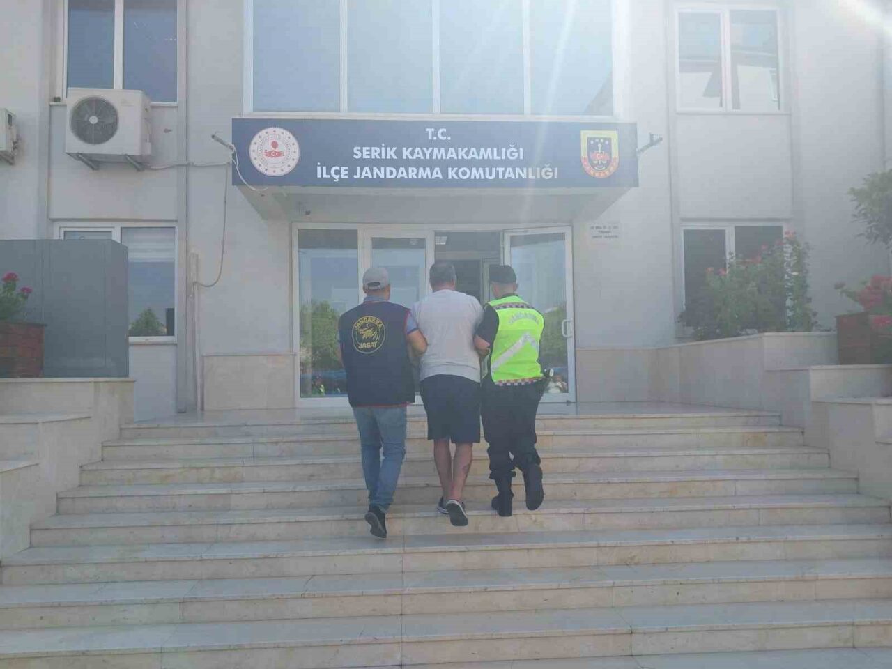 Serik’te jandarma ekiplerinin düzenlediği operasyonda, 5 ayrı uyuşturucu ticareti suçundan
