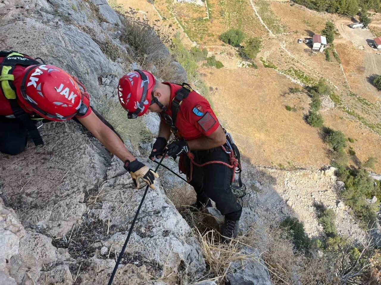 Antalya’nın Serik ilçesinde sarp arazide mahsur kalan keçi, 3 gün