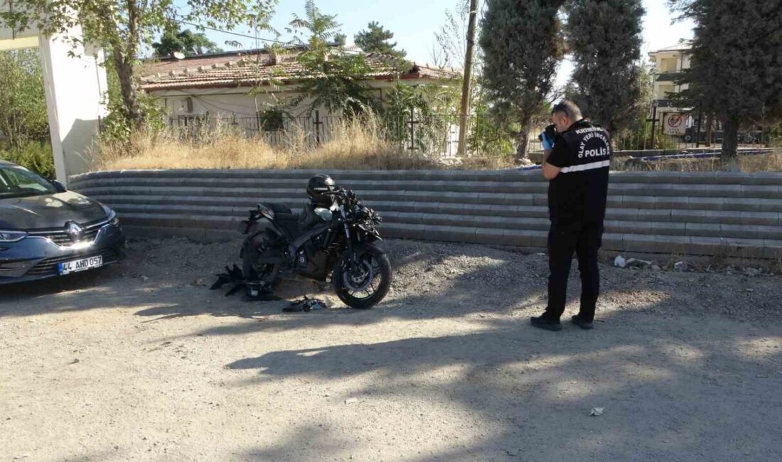 Malatya’da servis aracına arkadan çarpan motosikletin sürücüsü ağır yaralandı. Kaza,
