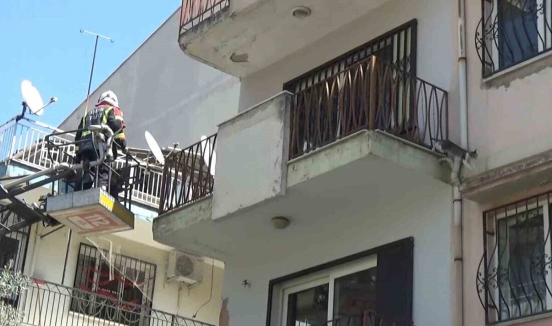 Aydın’ın Efeler ilçesinde bir apartmanın en üst katındaki balkonda mahsur