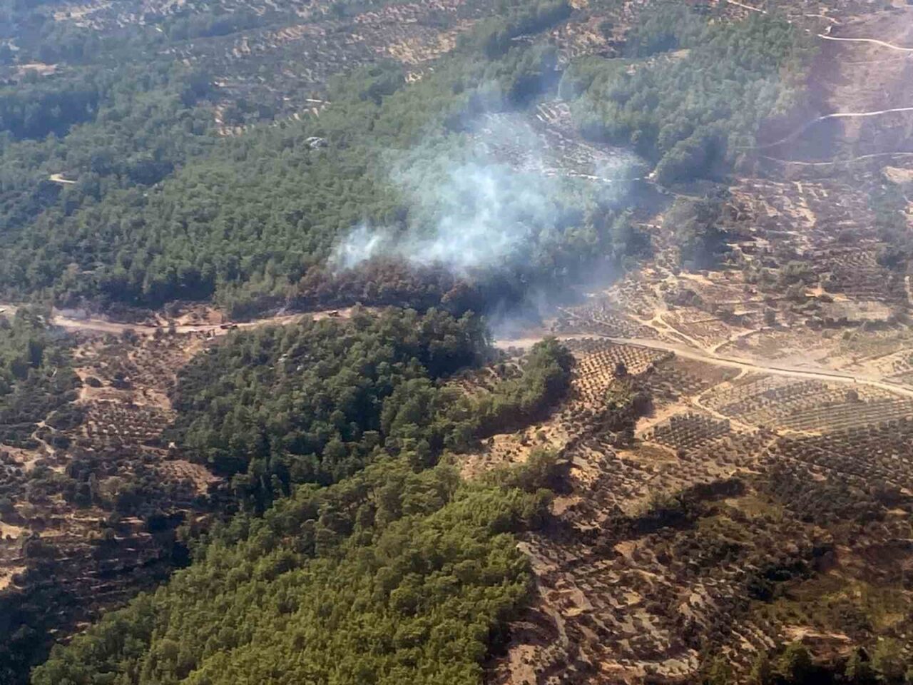 Muğla’nın Seydikemer ilçesi Yakacık bölgesinde başlayan orman yangını ekiplerin havadan