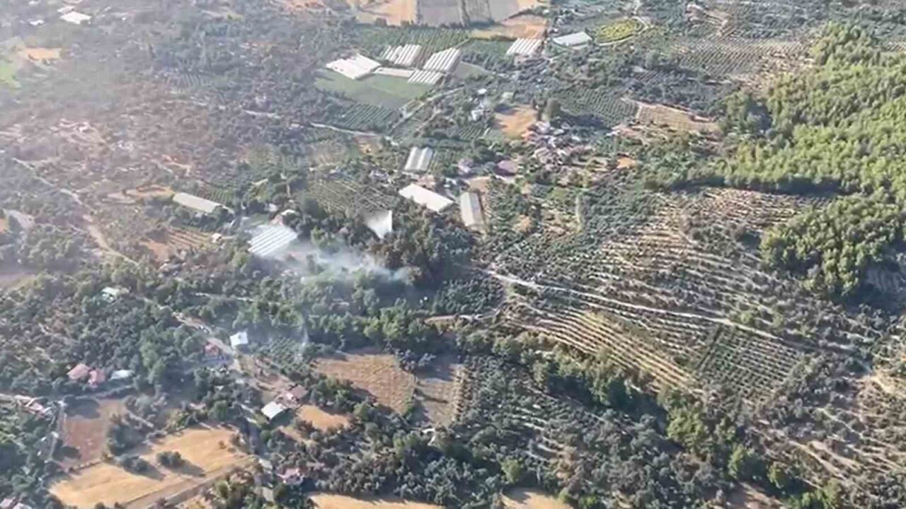 Muğla’nın Seydikemer ilçesinde meydana gelen orman yangını havadan ve karadan