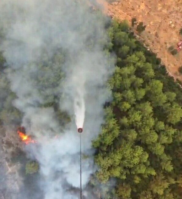 Muğla’nın Seydikemer ilçesinde makilik alanda çıkan ve ormana sıçrayan yangını