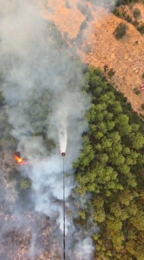 Muğla’nın Seydikemer ilçesinde makilik alanda çıkan ve ormana sıçrayan yangını