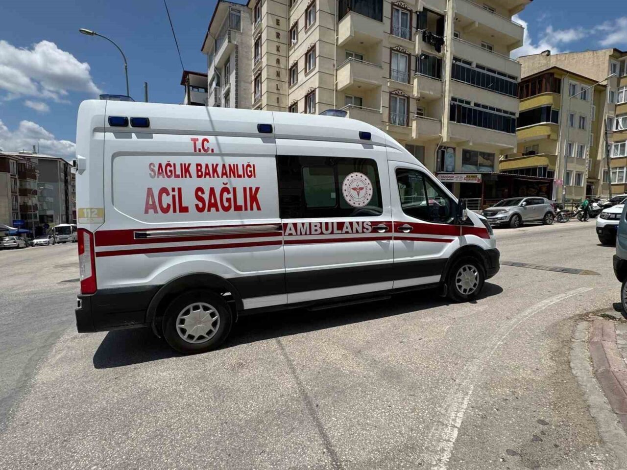 Bilecik’te seyir halindeki motosiklet devrilirken, sürücüsü yaralandı. Alınan bilgilere göre;