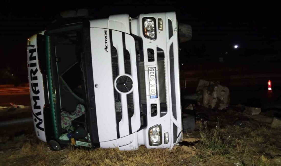 Afyonkarahisar’da seyir halindeki 2 tırın birbiriyle çarpıştığı ve araçlardan birisinin