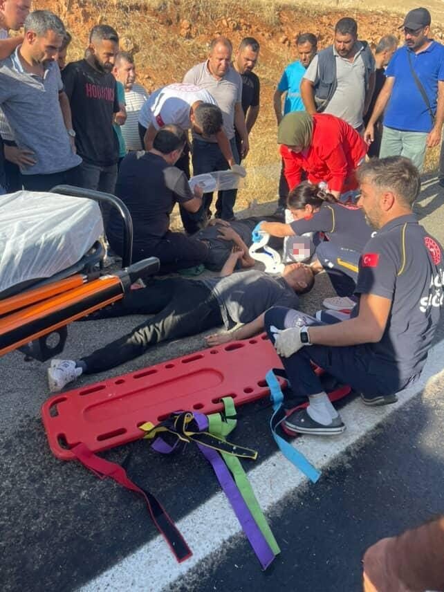 Diyarbakır’ın Silvan ilçesinde seyir halindeki araç, tekerinin patlaması sonucu takla