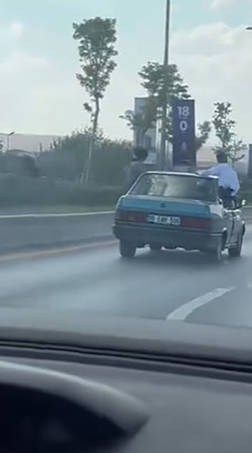 ANKARA (İHA) – Ankara’da, seyir halinde olan bir aracın camından