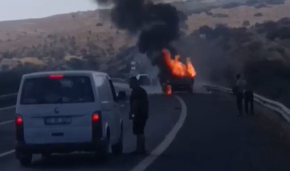 Gaziantep-Nizip otoyolunda seyir halindeyken yanmaya başlayan hazır sıkma köpük yüklü