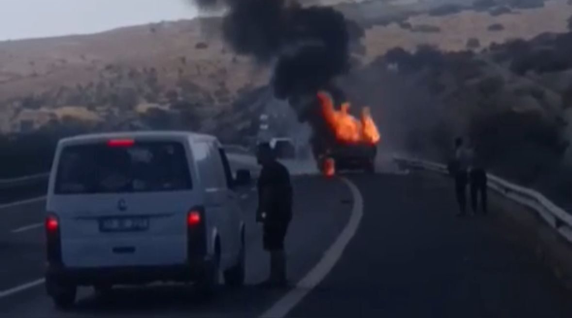 Gaziantep-Nizip otoyolunda seyir halindeyken yanmaya başlayan hazır sıkma köpük yüklü