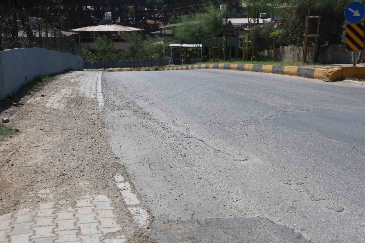 HATAY (İHA) – Hatay’da seyir halindeyken yola beton döken mikserin