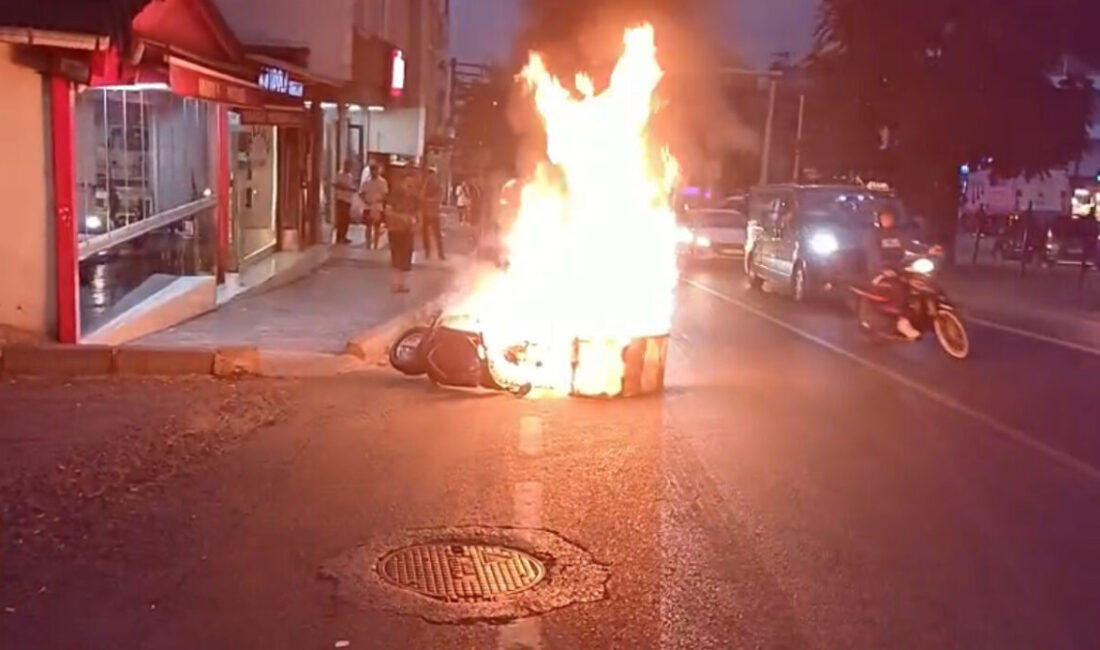 Samsun’da seyir halindeyken alev alev yanan motosikletten sürücü kaçarak kurtulurken,