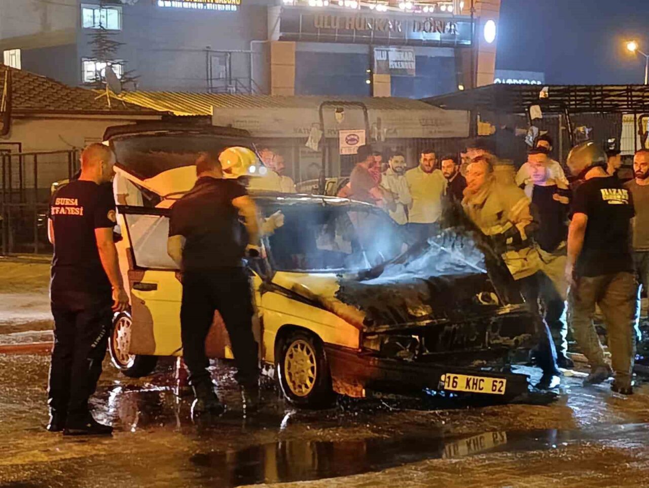 Bursa’nın İnegöl ilçesinde seyir halindeki otomobil alev alev yandı. Edinilen