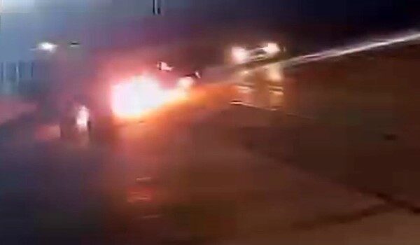 Kocaeli’nin Başiskele ilçesinde seyir halindeki otomobil alev aldı. O anlar,