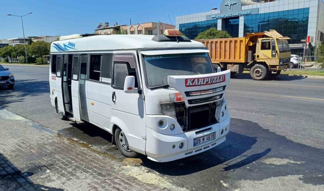 Aydın’da seyir halindeki bir yolcu minibüsü motor kısmından aniden yanmaya