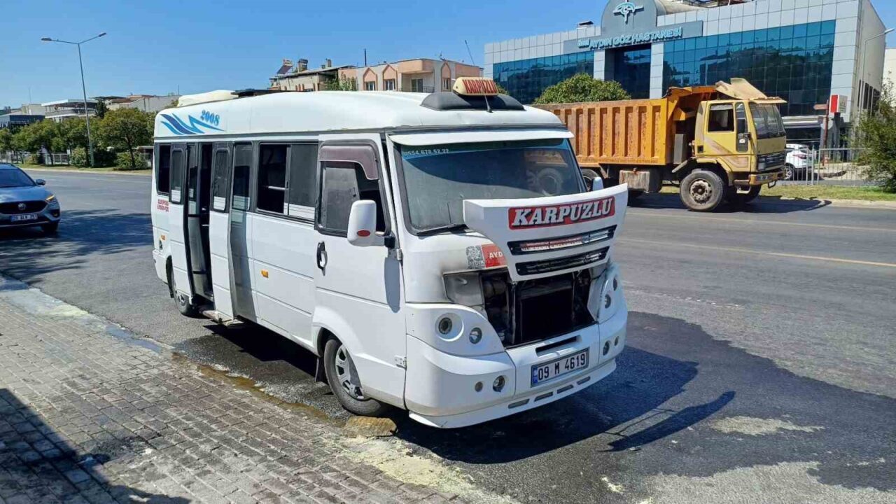 Aydın’da seyir halindeki bir yolcu minibüsü motor kısmından aniden yanmaya