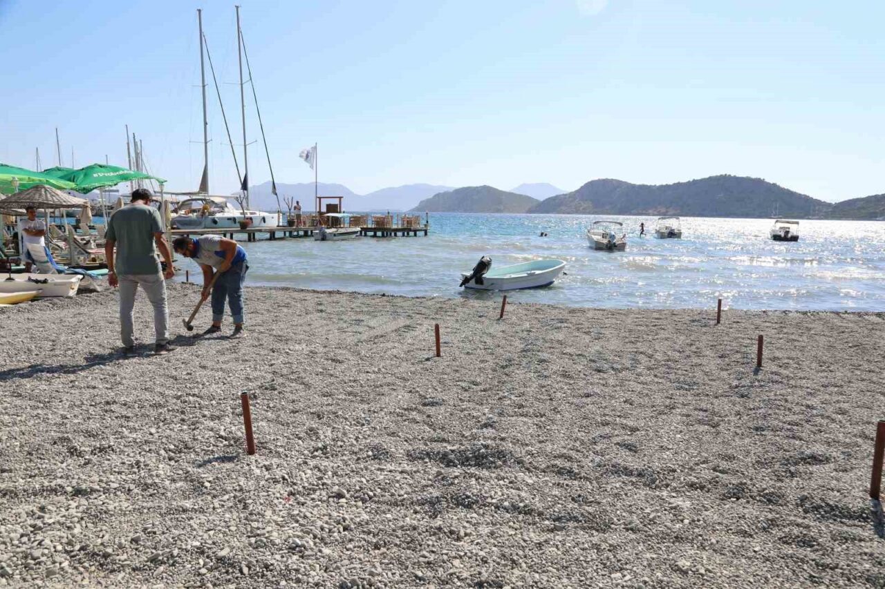 Muğla’nın Marmaris ilçesinde bulunan Söğüt sahilinde Marmaris Beleiyesi tarafından temizlik
