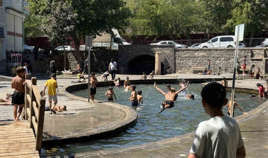 Hava sıcaklığının 40 dereceyi bulduğu Diyarbakır’da sıcaktan bunalan çocuklar, soluğu