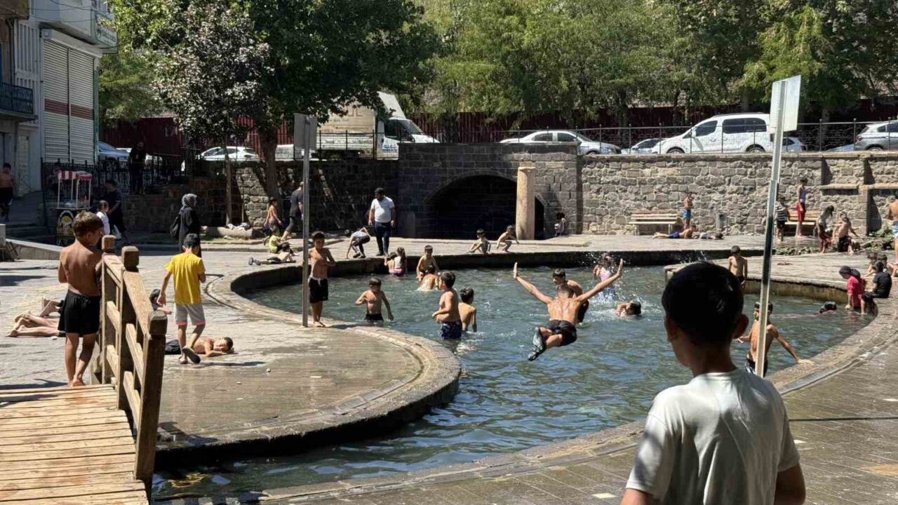 Hava sıcaklığının 40 dereceyi bulduğu Diyarbakır’da sıcaktan bunalan çocuklar, soluğu
