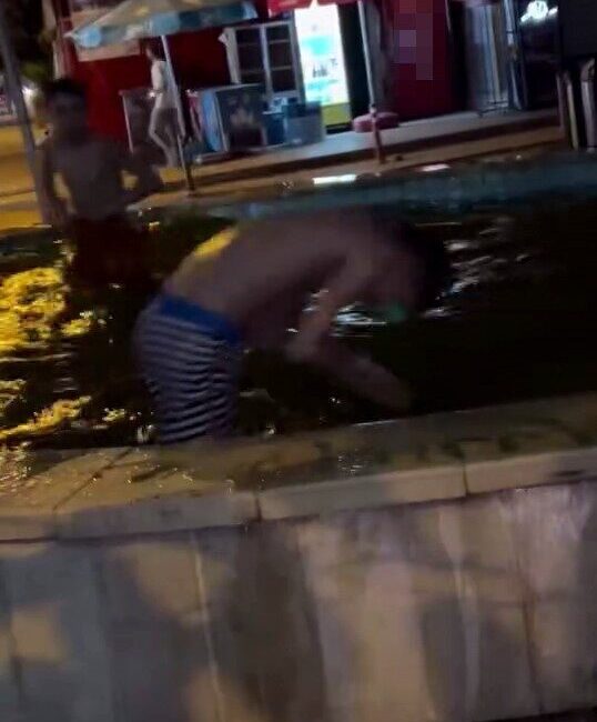 Elazığ’da bunaltıcı sıcaklardan etkilenen çocuklar, kent merkezinde bulunan süs havuzuna