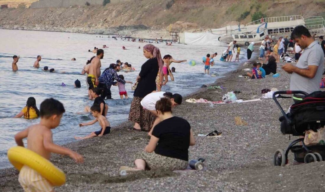 Van’ın Gevaş ilçesinde sıcaktan bunalan vatandaşlar Van Gölü sahillerine akın