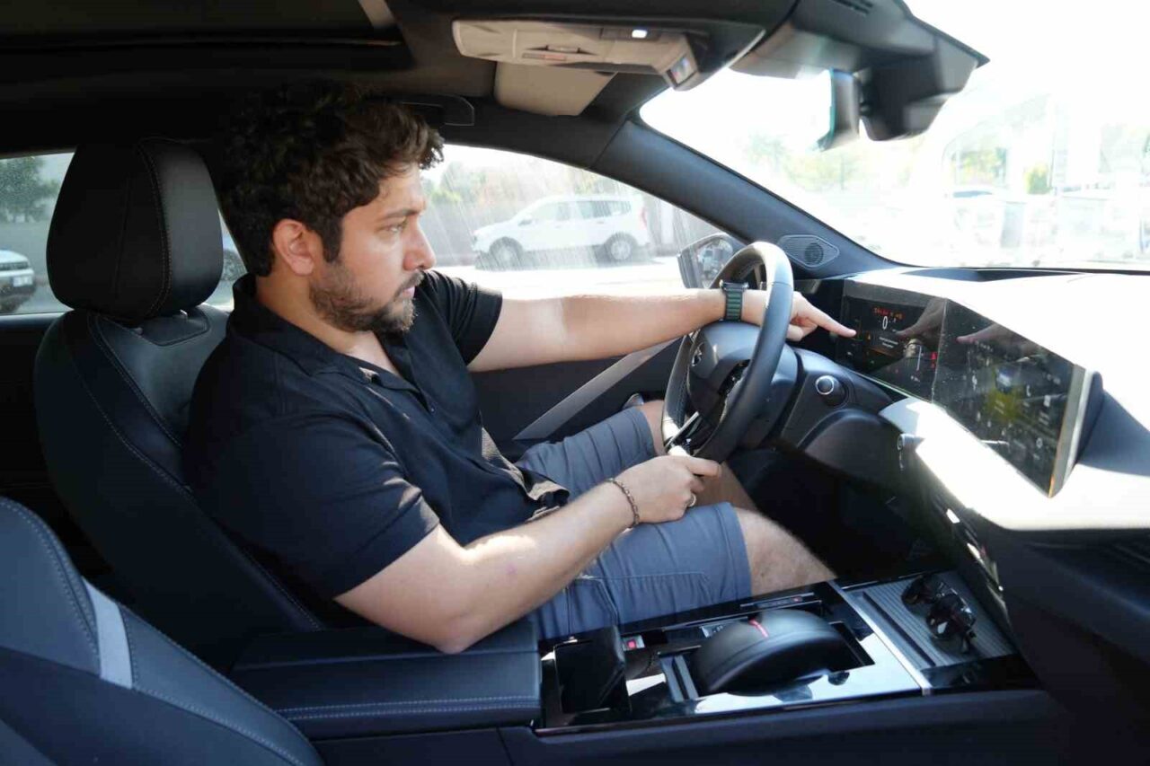 Antalya’da sıfır kilometre elektrikli Opel Astra satın alan müşteri, fren