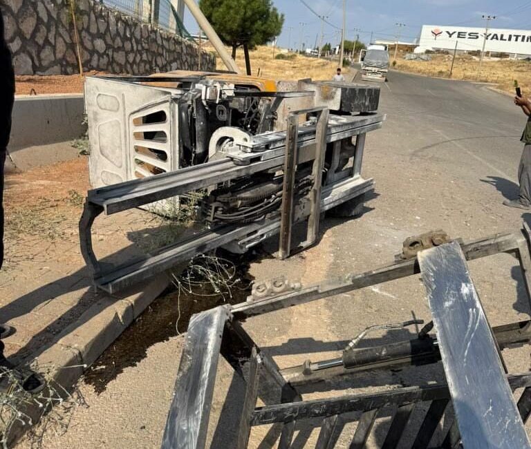 Siirt Organize Sanayi Bölgesi’nde frenleri boşalan bir forkliftin elektrik direğine