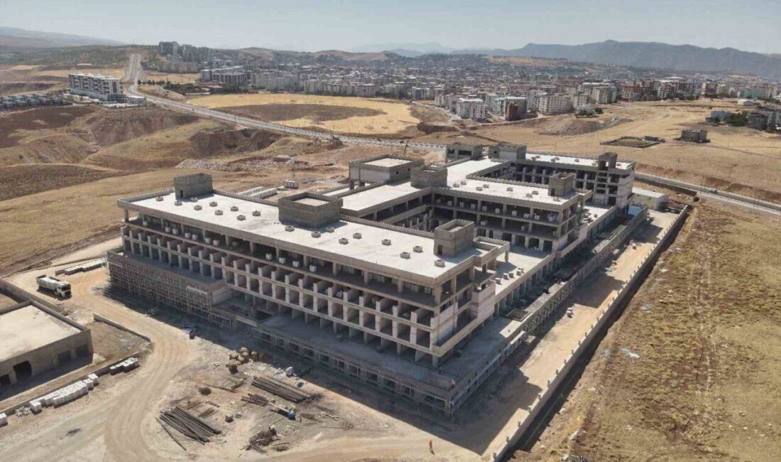 Siirt’te yapımı süren 400 yataklı Eğitim ve Araştırma Hastanesi şantiyesini,