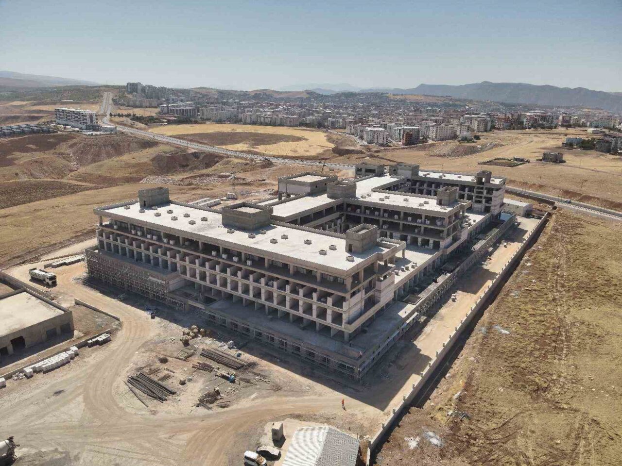 Siirt’te yapımı süren 400 yataklı Eğitim ve Araştırma Hastanesi şantiyesini,