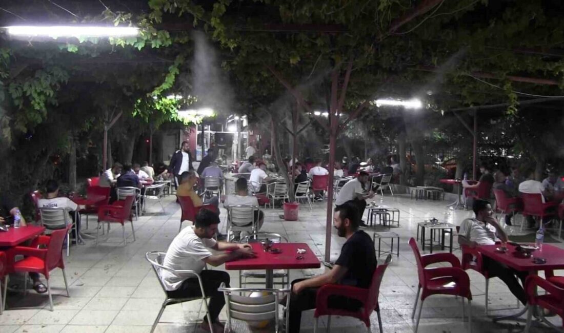 Siirt’te kavurucu sıcaklar, yaşamı geceye taşıdı. Gündüzleri boş kalan cadde