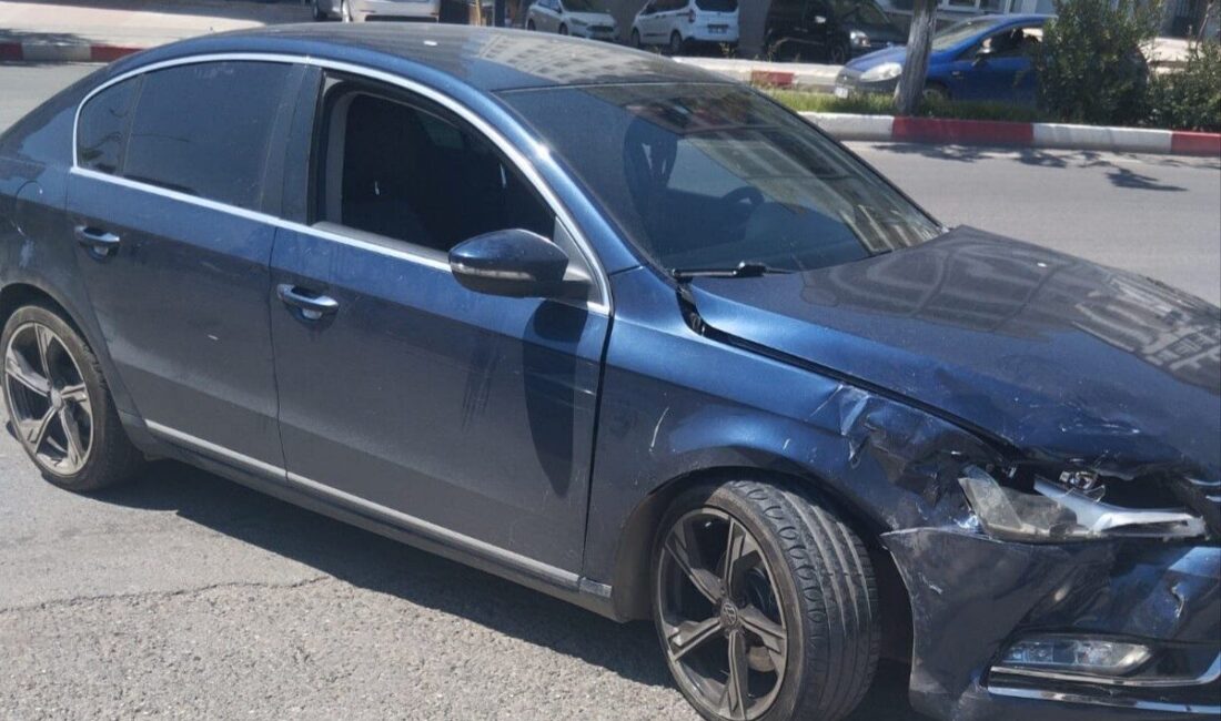 Siirt’te Kurtalan Yolu Caddesi üzerinde iki otomobilin çarpışması sonucu trafik